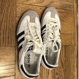 Adidas Original Samba size 6.5 M/ 8 W. Excellent condition.  Only worn twice!!!!